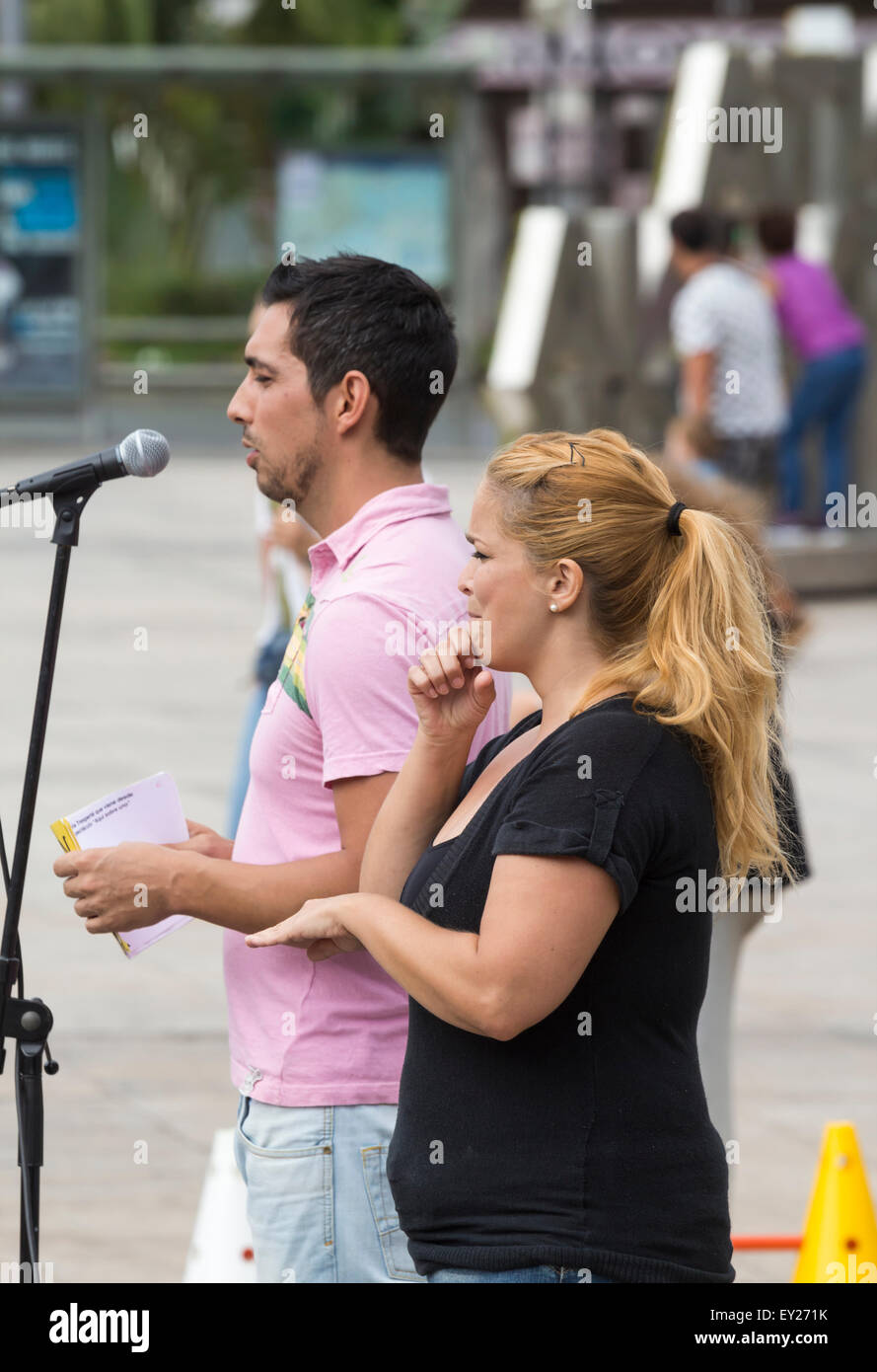 Lo spagnolo interprete del linguaggio dei segni a incontro interculturale in Spagna Foto Stock