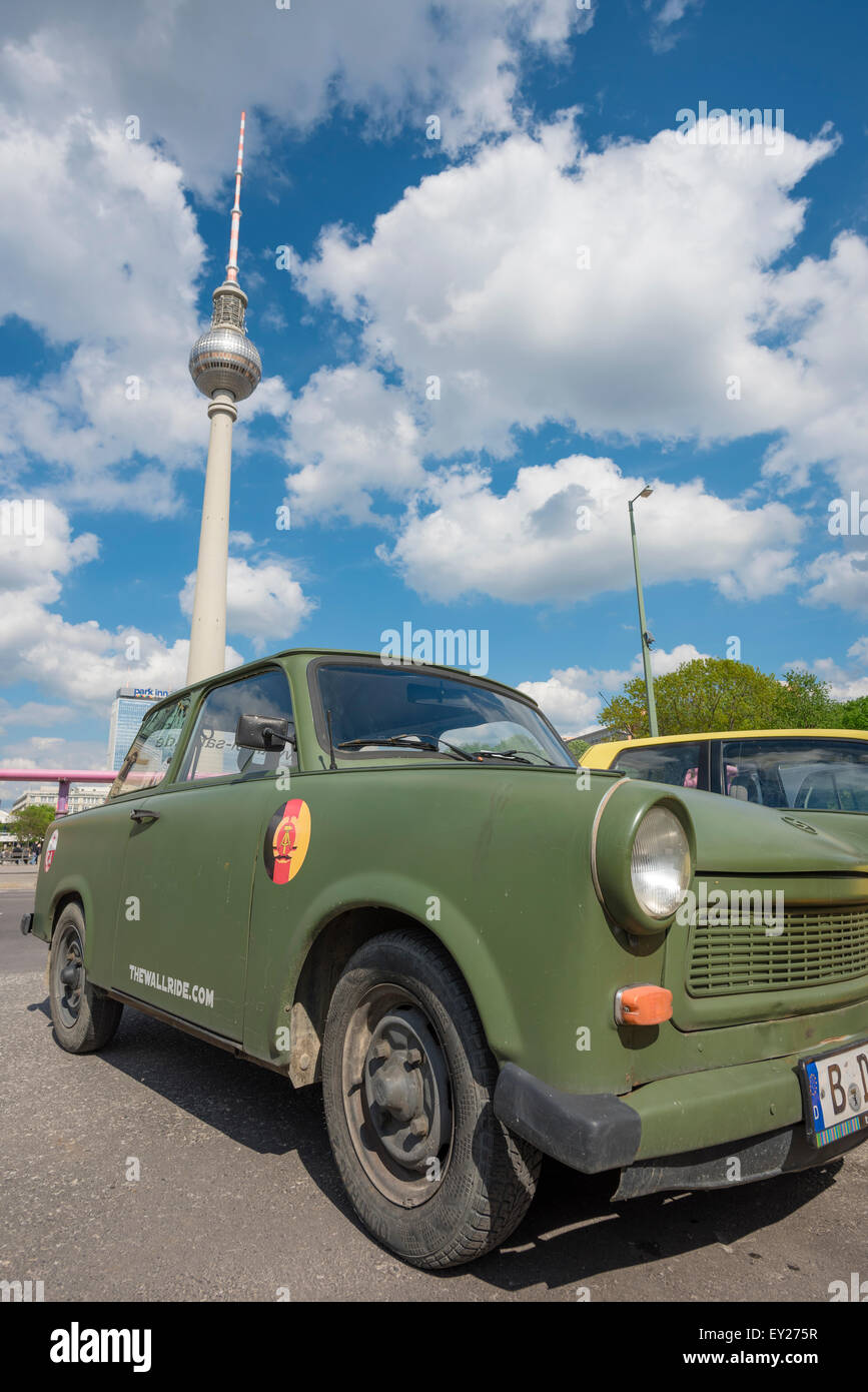 Trabant Berlin, un vintage periodo della guerra fredda Trabant -o 'Trabi'- parcheggiata vicino alla torre Fernsehturm in Alexanderplatz di Berlino. Foto Stock