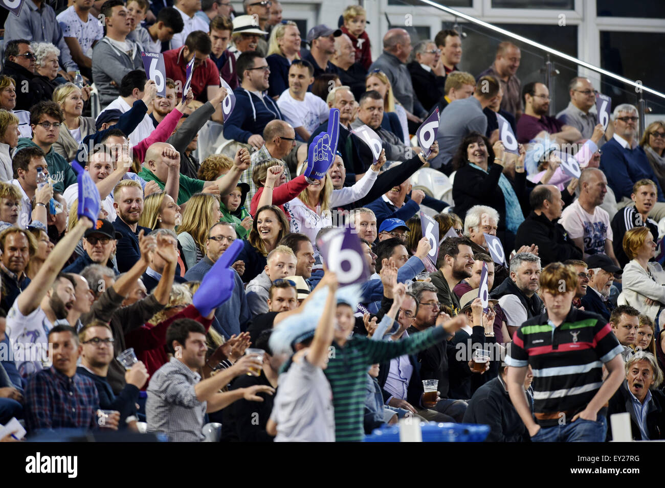 Hove Regno Unito Venerdì 17 Luglio 2015 - Una capacità crwod guardare durante la NatWest T20 blast partita di cricket a Hove County Ground tra Sussex squali e Hampshire Foto Stock