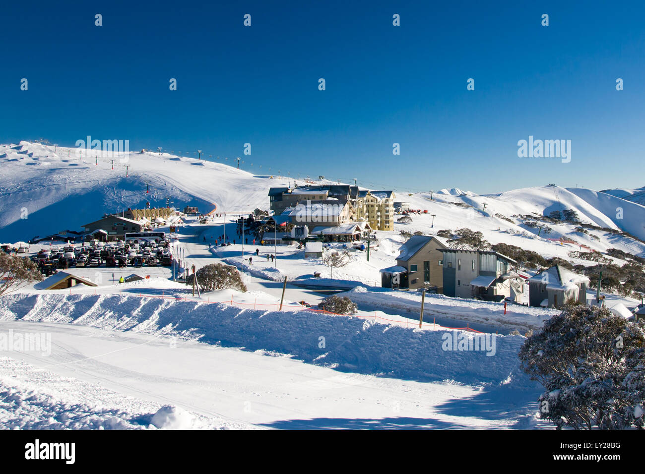 Mt Hotham villaggio dopo la neve fresca in una limpida giornata invernale e. Foto Stock