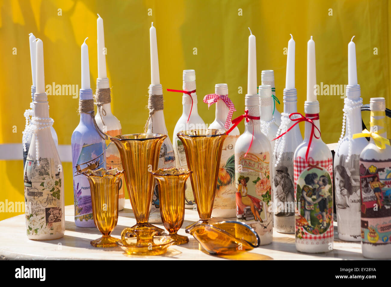 Vetreria retrò vintage e candele decorate a bottiglia con candele in vendita al Poole Vintage evento a Poole, Dorset UK nel mese di luglio Foto Stock