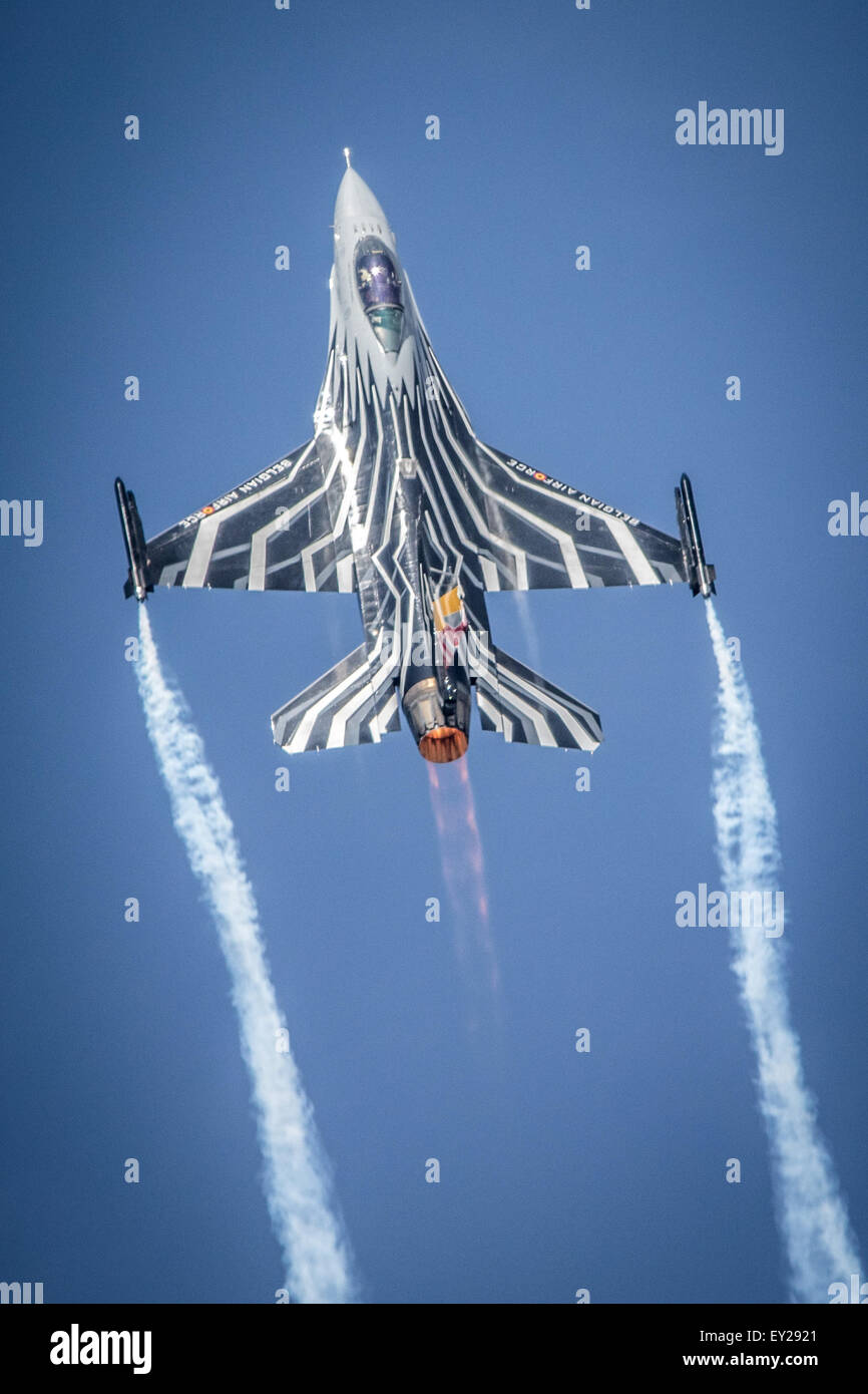 Belgio F-16 display a getto di aeromobili, cielo blu. Foto Stock
