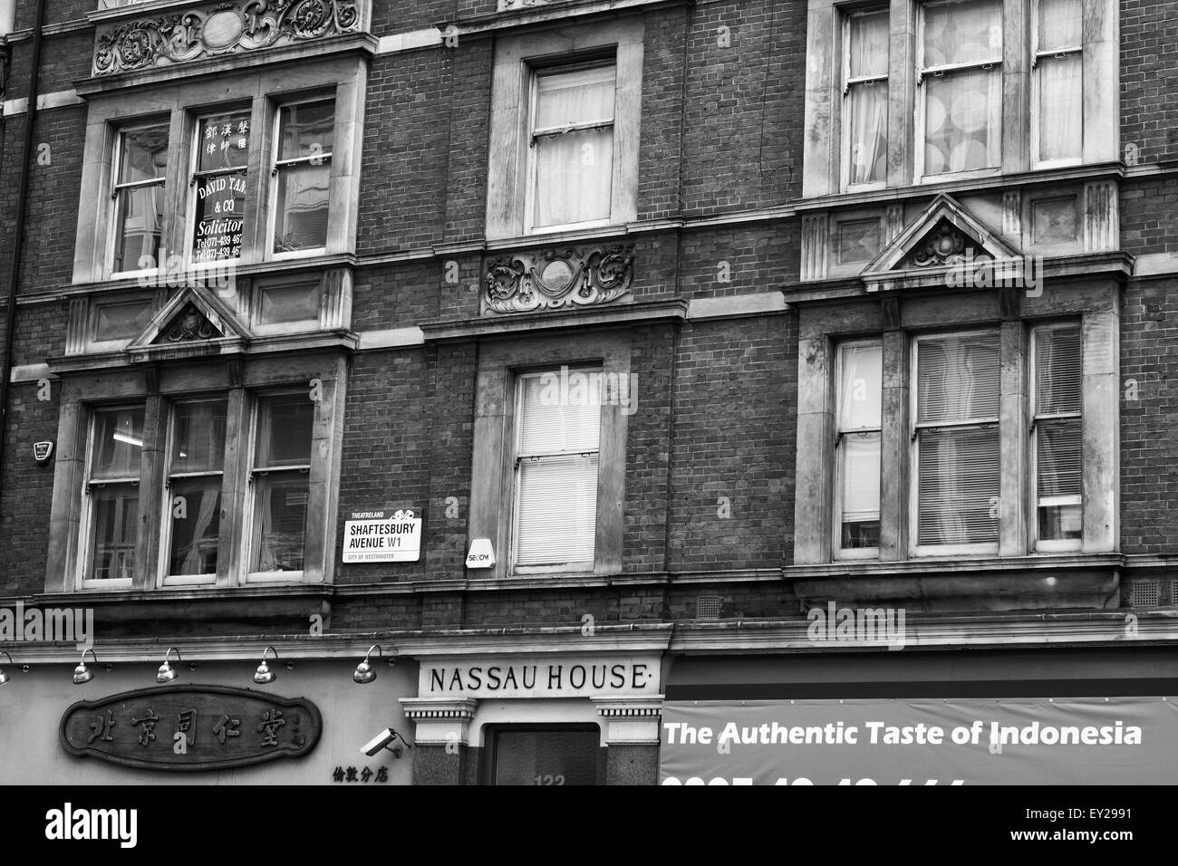 Una vista degli edifici in Shaftesbury Avenue, Londra, Inghilterra. Foto Stock