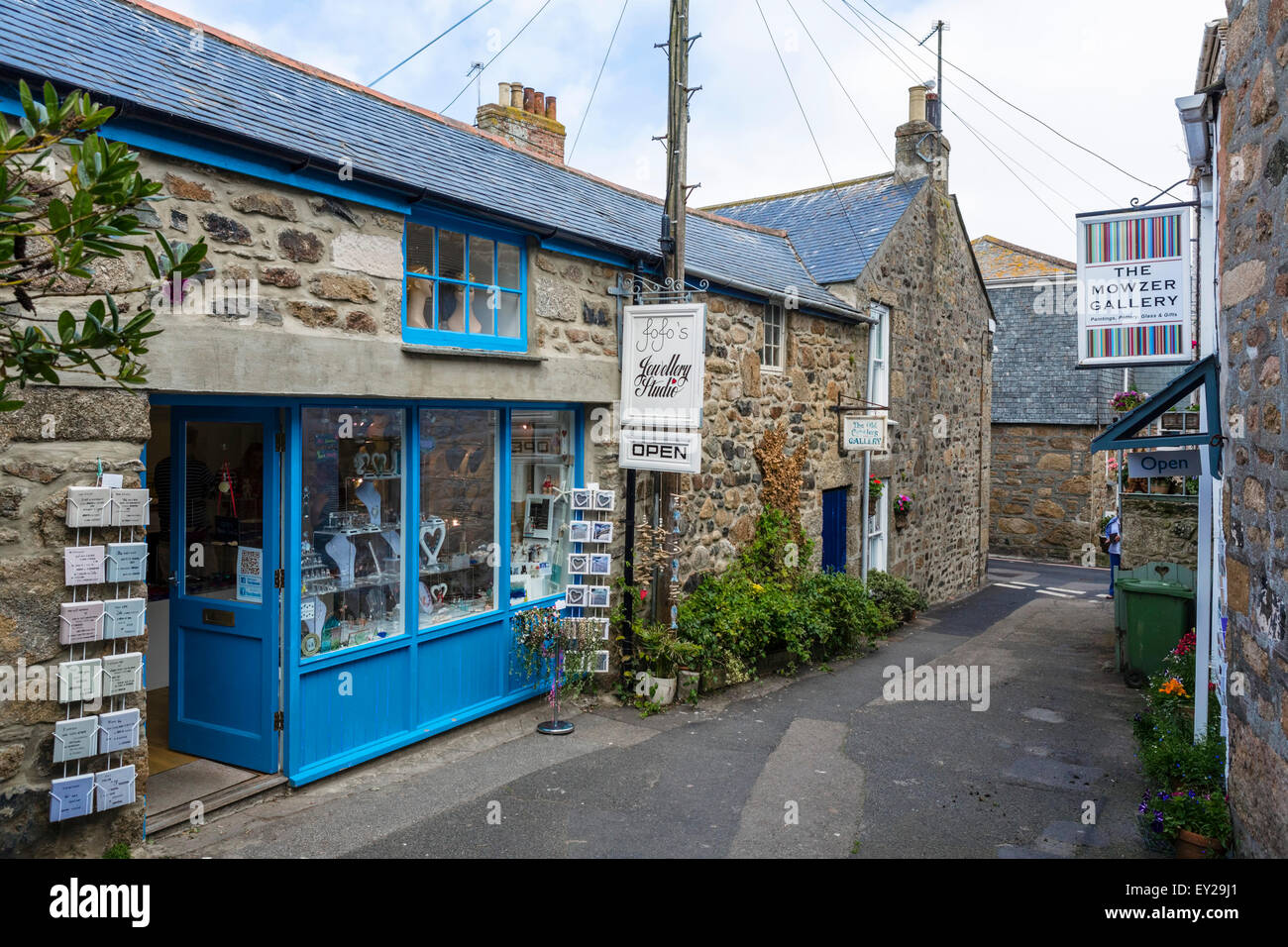 Arte e negozi di artigianato nel centro del villaggio, Mousehole, Cornwall, Regno Unito Foto Stock
