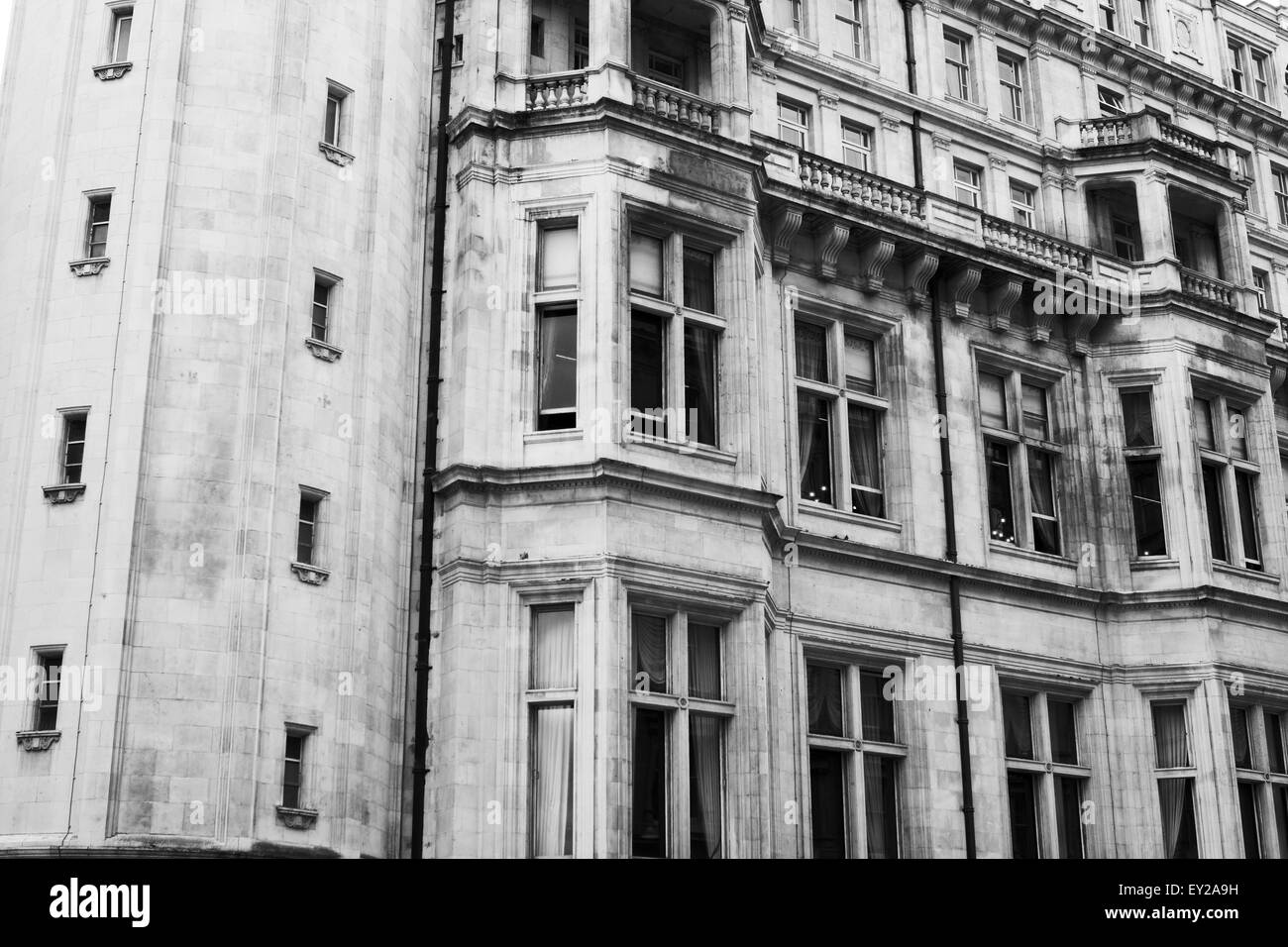 Parte della facciata di un edificio in Whitehall Place, Londra, Inghilterra Foto Stock