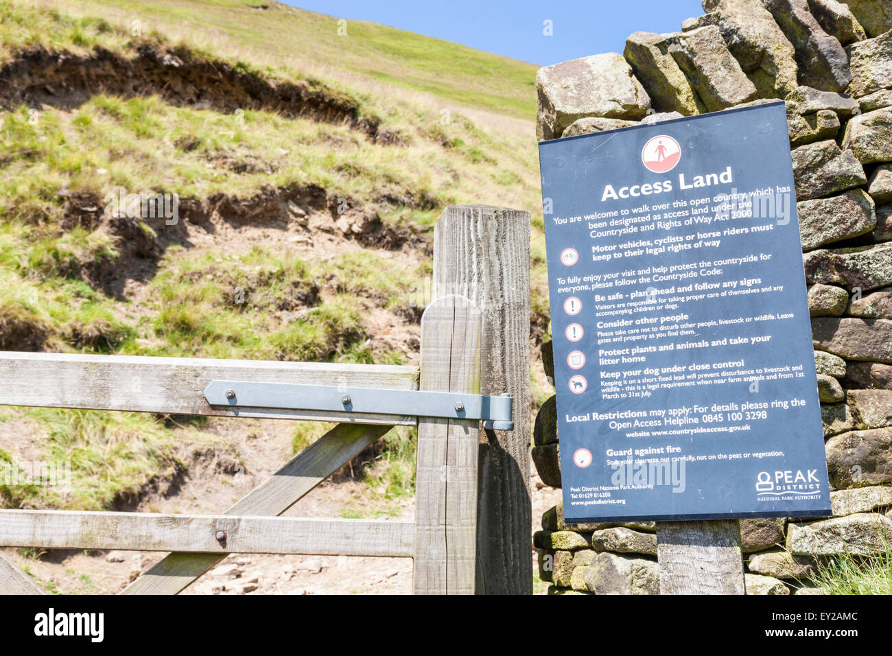 Accesso segno di terra sul confine della campagna aperta consentendo libertà di muoversi in tutta mori della Kinder Scout, Derbyshire, England, Regno Unito Foto Stock