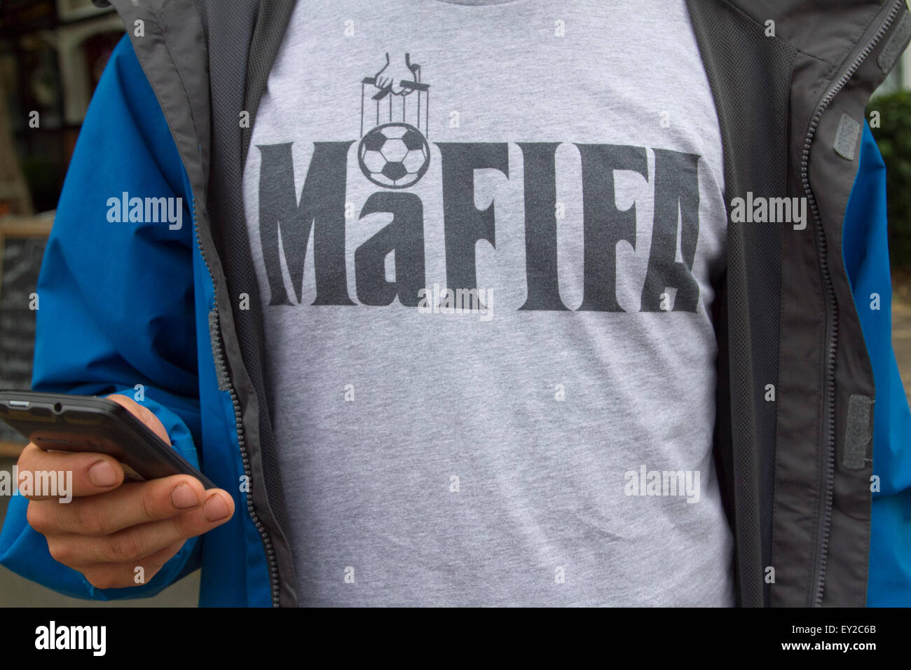 Londra, Regno Unito. Il 20 luglio 2015. Un uomo è macchiato indossando una maglietta divertente irridere l'organizzazione calcistica FIFA e mettendola a confronto con la mafia italiana. Credito: amer ghazzal/Alamy Live News Foto Stock