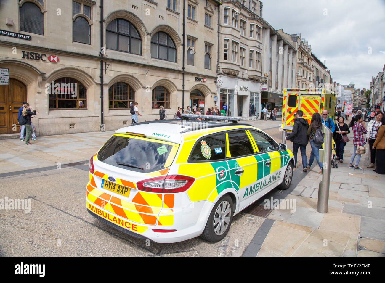 Le ambulanze parcheggiate nel centro di Oxford, Oxford, Oxfordshire, England, Regno Unito Foto Stock