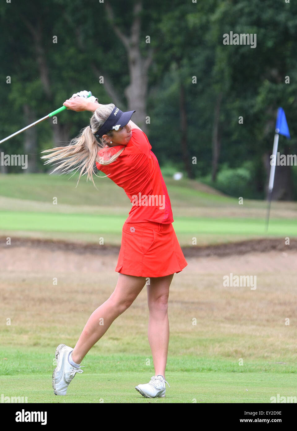 Wentworth, Surrey, Regno Unito. Il 20 luglio, 2015. Danielle Montgomery (UK) LPGA 'Hottie' tees off xvii durante il Berenberg Gary Player Invitational Credito: Motofoto/Alamy Live News Foto Stock