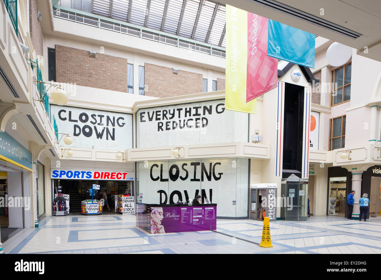 Sport chiusura diretta verso il basso la vendita, Westgate Shopping Center, Oxford, England, Regno Unito Foto Stock