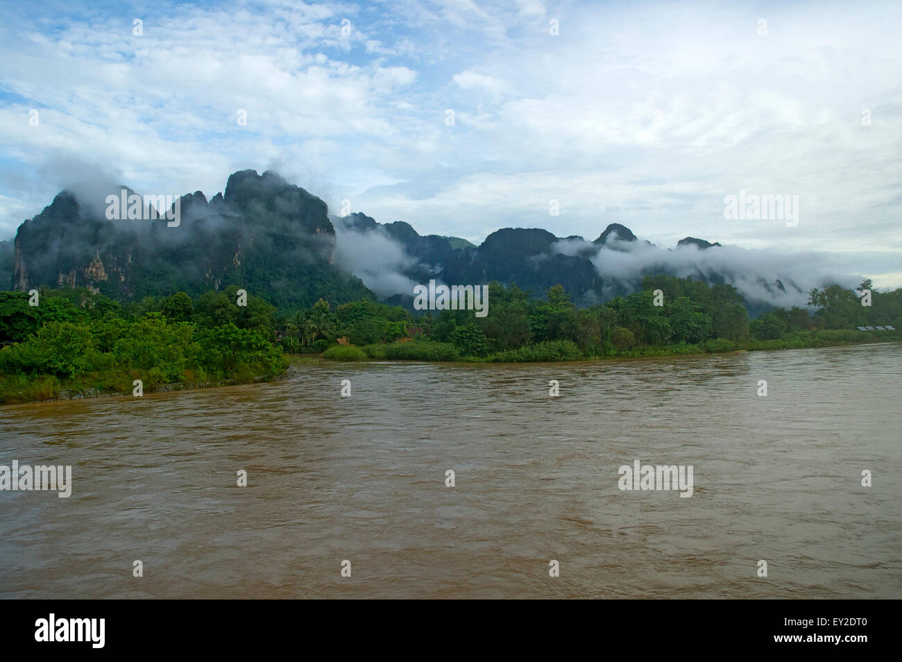 Nuvole basse appeso su un paesaggio di giungla calcaree e carsiche sul Nam Song river, vicino a Vang Vieng, Laos Foto Stock