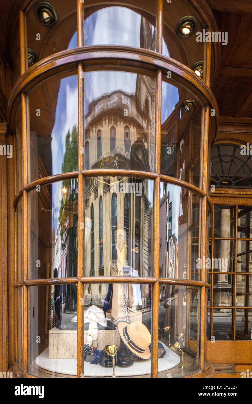 Attraente negozio storica finestra di baia nel centro di Oxford, Oxfordshire, England, Regno Unito Foto Stock