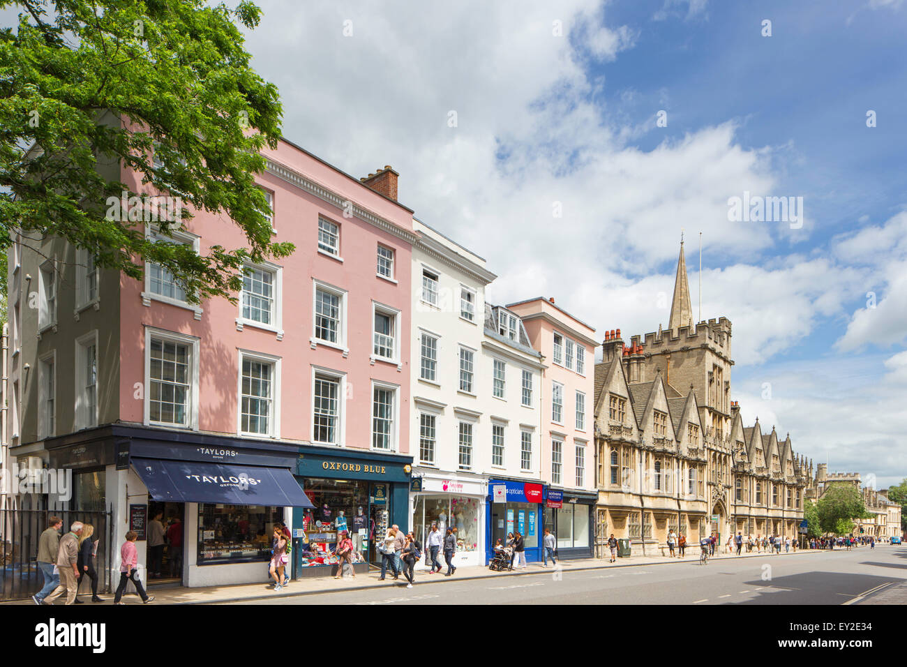 Gli edifici colorati in High Street, Oxford, Oxfordshire, England, Regno Unito Foto Stock