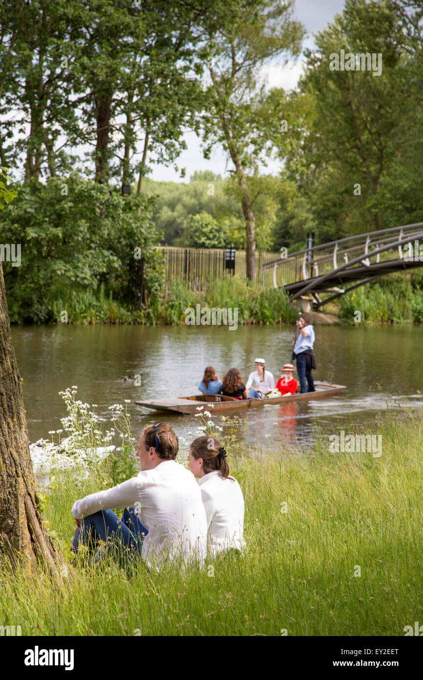 Giovani godendo una giornata in barca sul fiume Cherwell in Oxford, Oxfordshire, England, Regno Unito Foto Stock