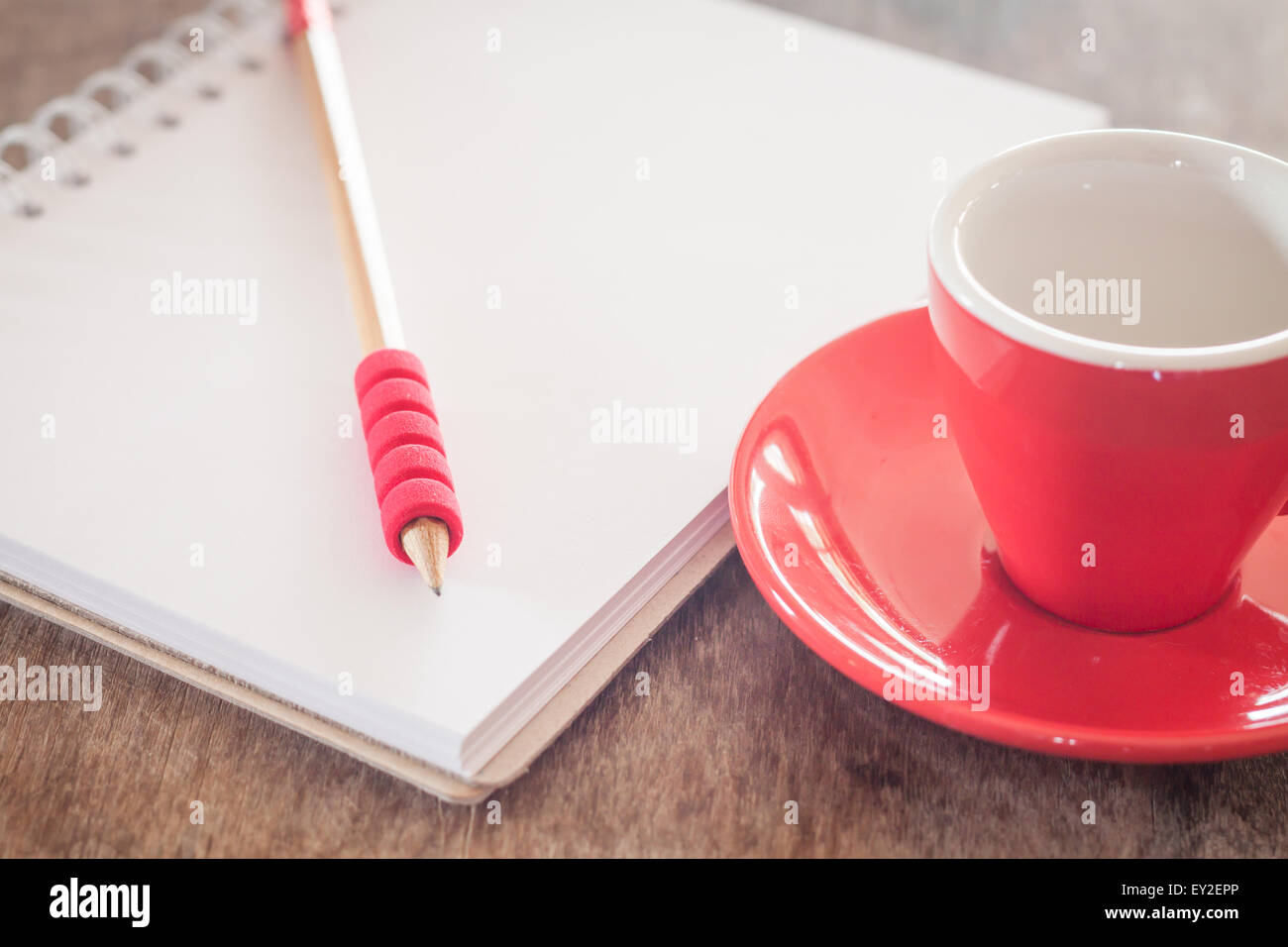 Rosso la tazza con il notebook aperto, stock photo Foto Stock