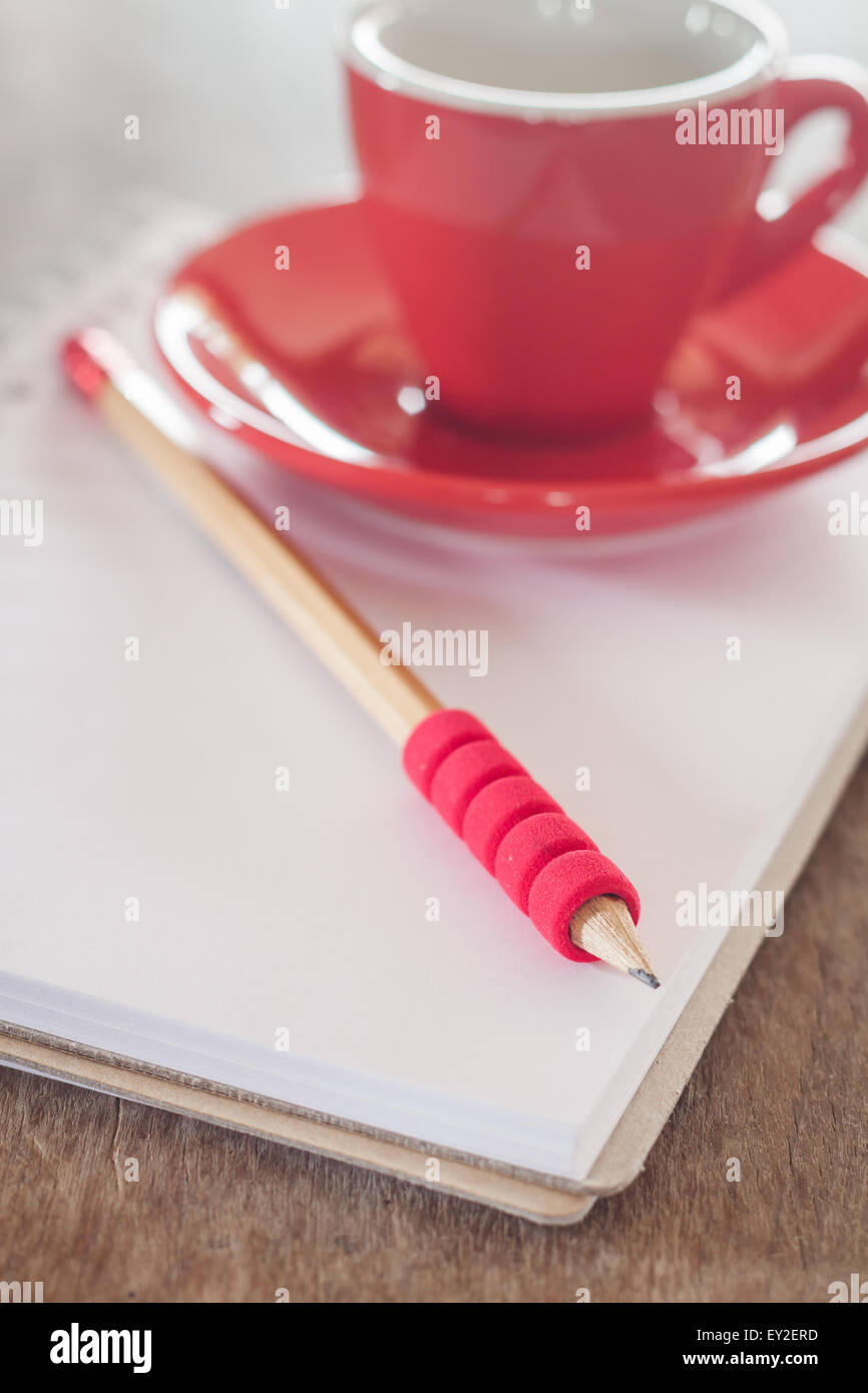 Rosso la tazza con il notebook aperto, stock photo Foto Stock