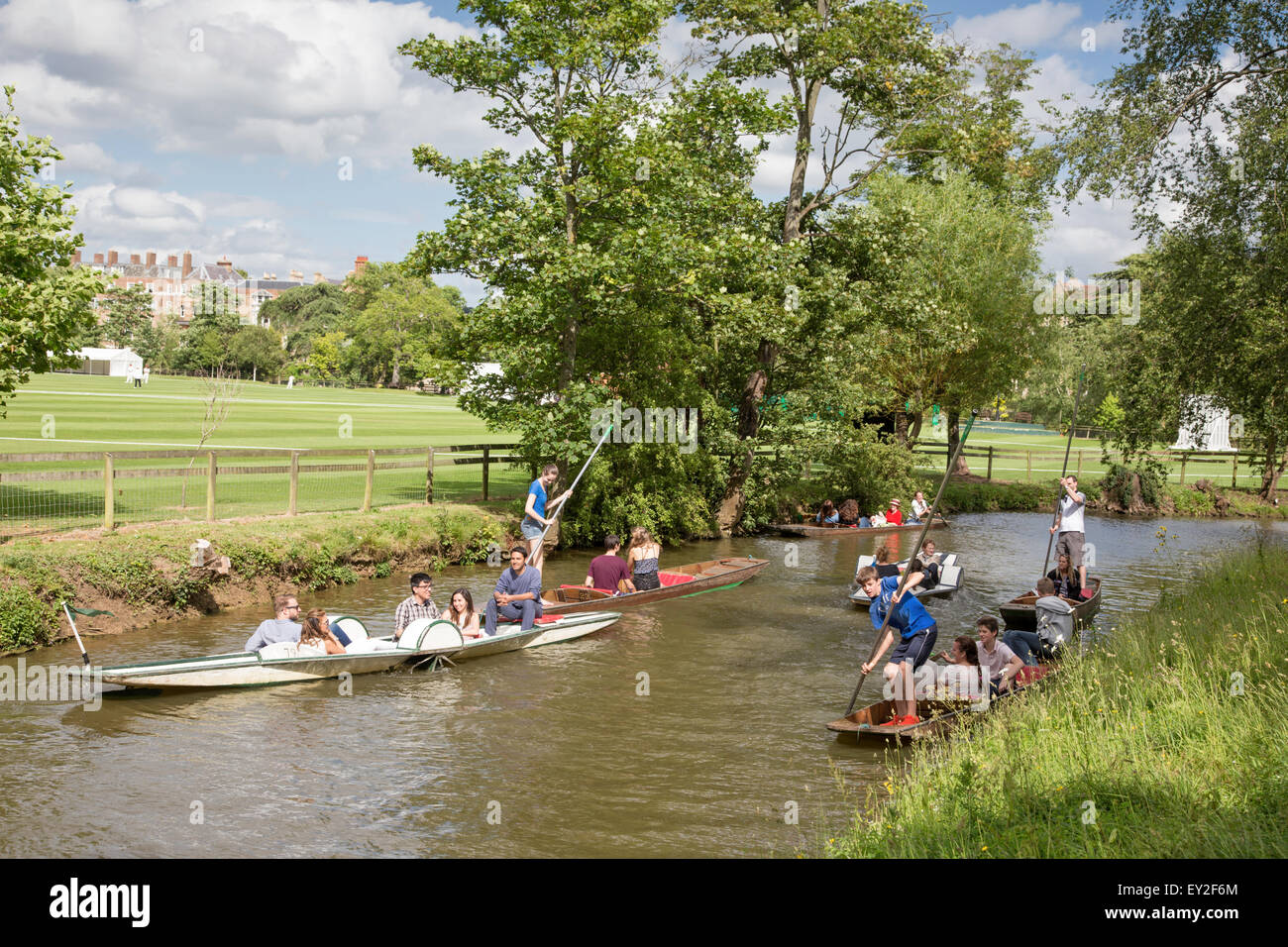 Giovani godendo una giornata in barca sul fiume Cherwell in Oxford, Oxfordshire, England, Regno Unito Foto Stock