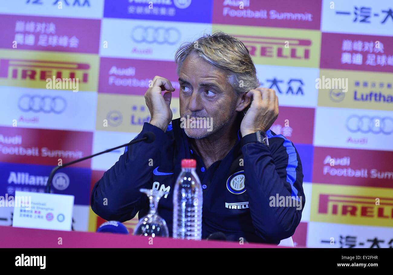 Shanghai, Repubblica Popolare Cinese. Il 20 luglio, 2015. Inter Milan coach Roberto Mancini (C) durante la conferenza stampa prima della partita tra Bayern Monaco di Baviera a Shanghai Stadium di Shanghai. © Marcio Machado/ZUMA filo/Alamy Live News Foto Stock