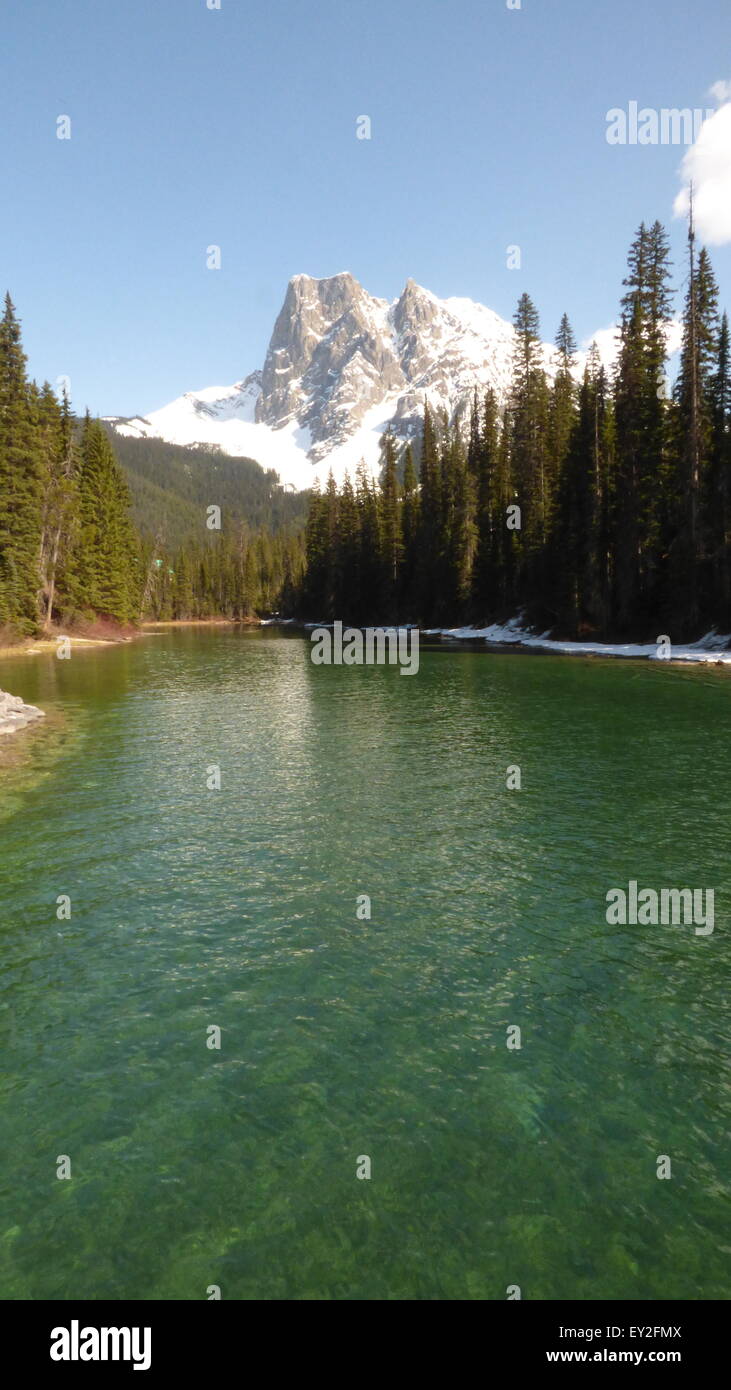 Il lago di smeraldo con montatura Wapta in background nel Parco Nazionale di Yoho British Columbia Foto Stock