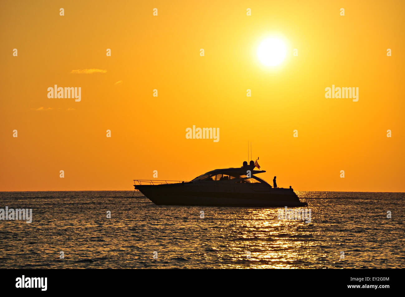 Barca a vela silhouette tramonto, Formentera, isole Baleari, Spagna Foto Stock