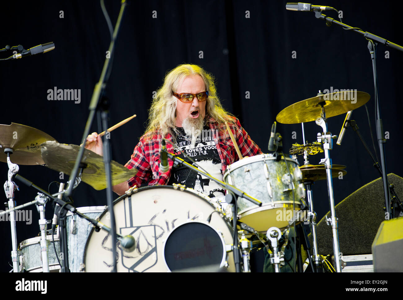 Il batterista Dan Magnusson esegue con nauseante Steve sul palco principale a T nel Parco Festival a Strathallan Castello sulla luglio 11, Foto Stock