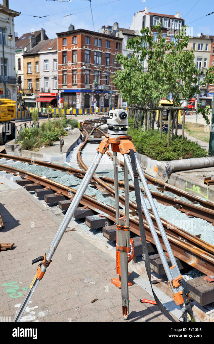 Bruxelles, Belgio -16 luglio 2015: Agrimensura sul sito in costruzione e alcuni lavoratori la riparazione e la sostituzione della rampa i tram a Bruxelles Foto Stock