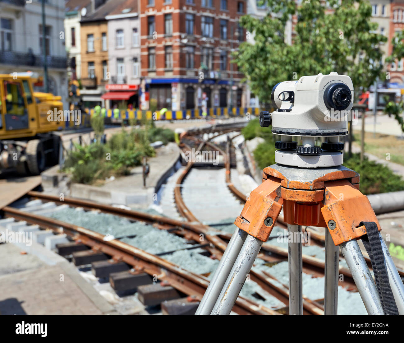 Agrimensura sul sito in costruzione e alcuni lavoratori la riparazione e la sostituzione della rampa tram Foto Stock