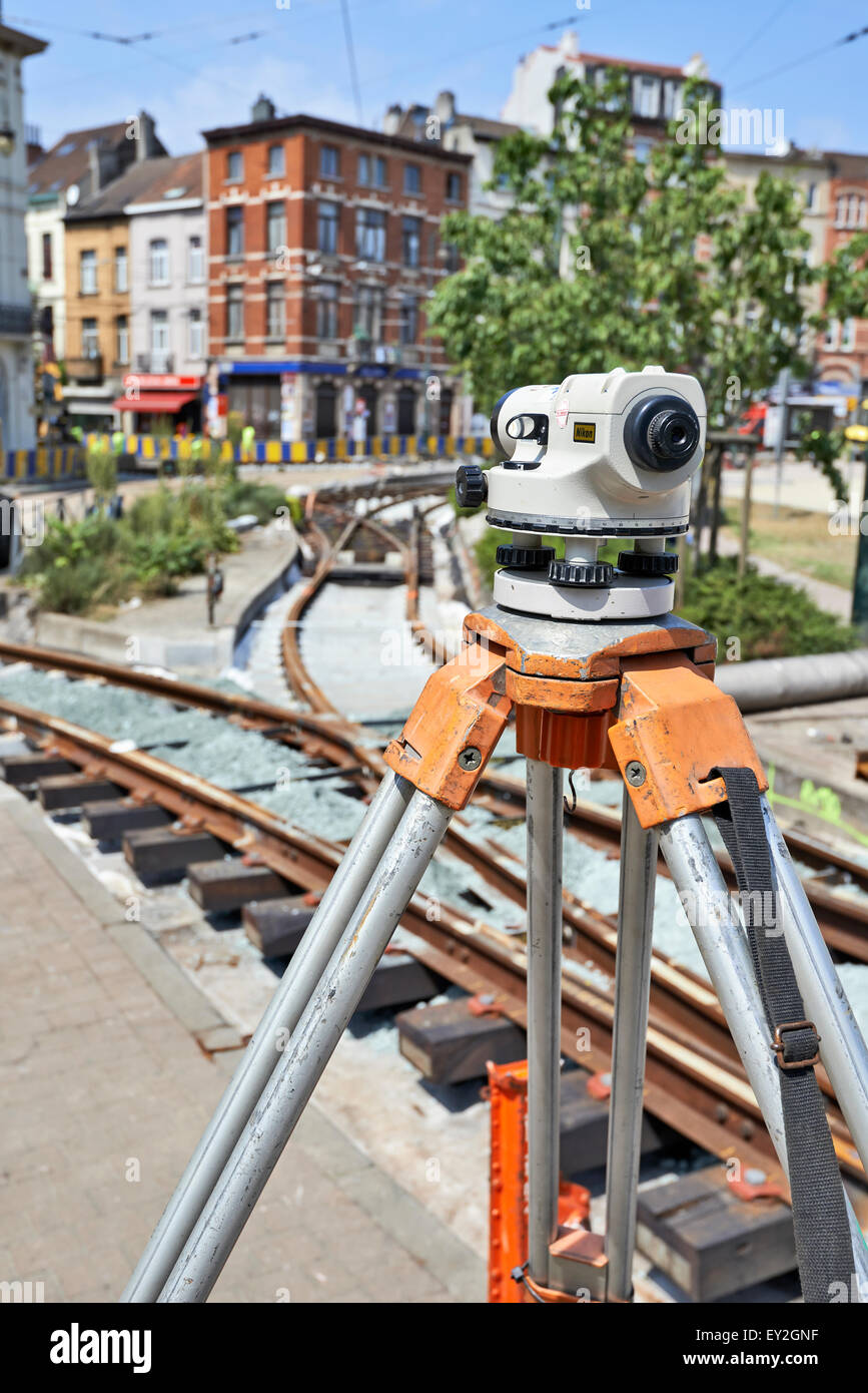 Bruxelles, Belgio -16 luglio 2015: Agrimensura sul sito in costruzione e alcuni lavoratori la riparazione e la sostituzione della rampa i tram a Bruxelles Foto Stock