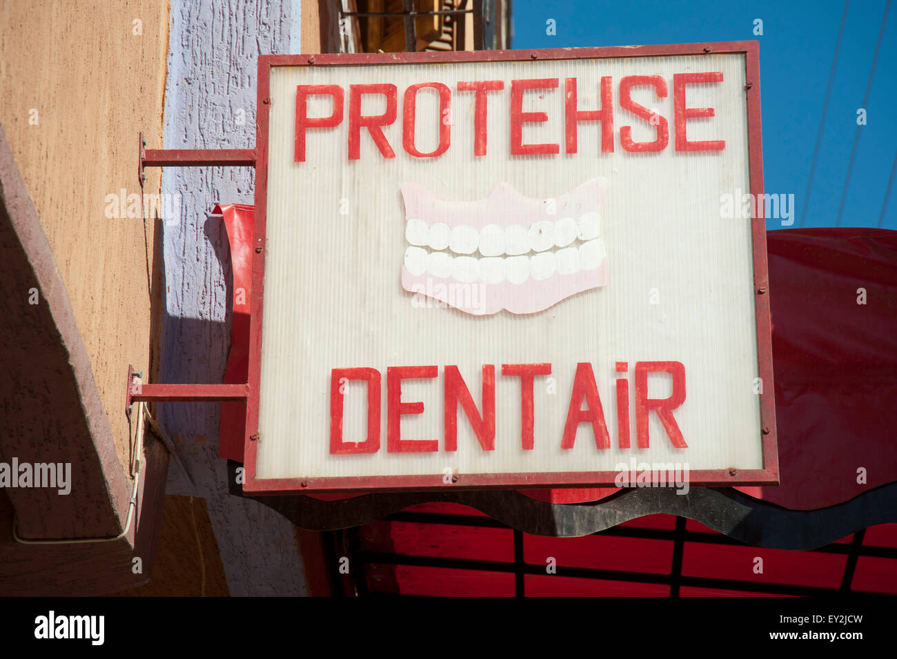 Segno per studio dentistico scritto in francese, a Marrakech, Marocco, Africa del Nord Foto Stock