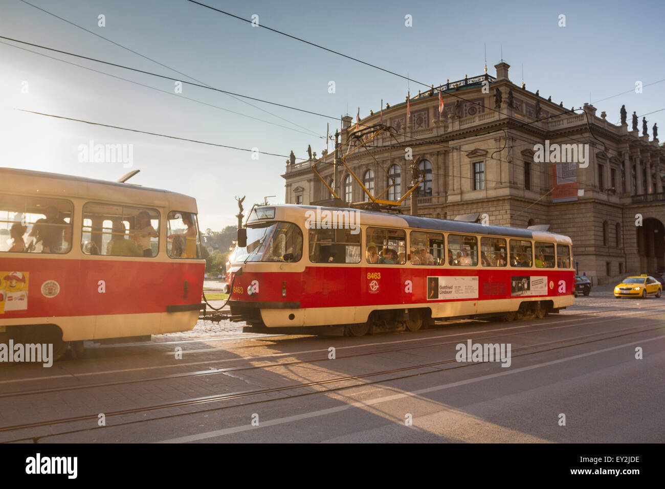 Tram rosso a Praha, Repubblica Ceca Foto Stock