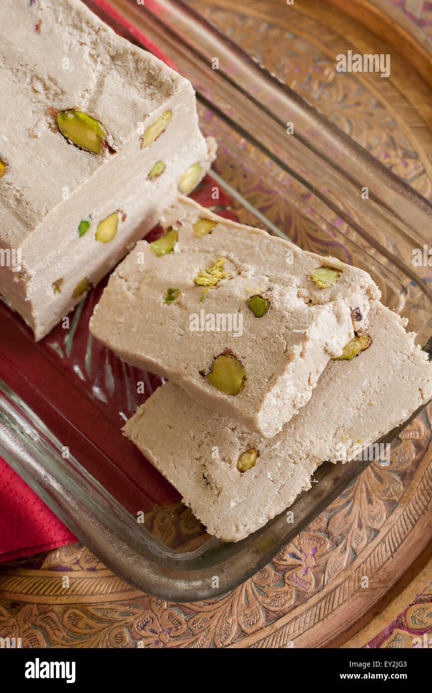 Halvah o Halva un dolce confezione realizzata da tahini pasta di sesamo e i pistacchi popolare in tutto il Medio Oriente Foto Stock