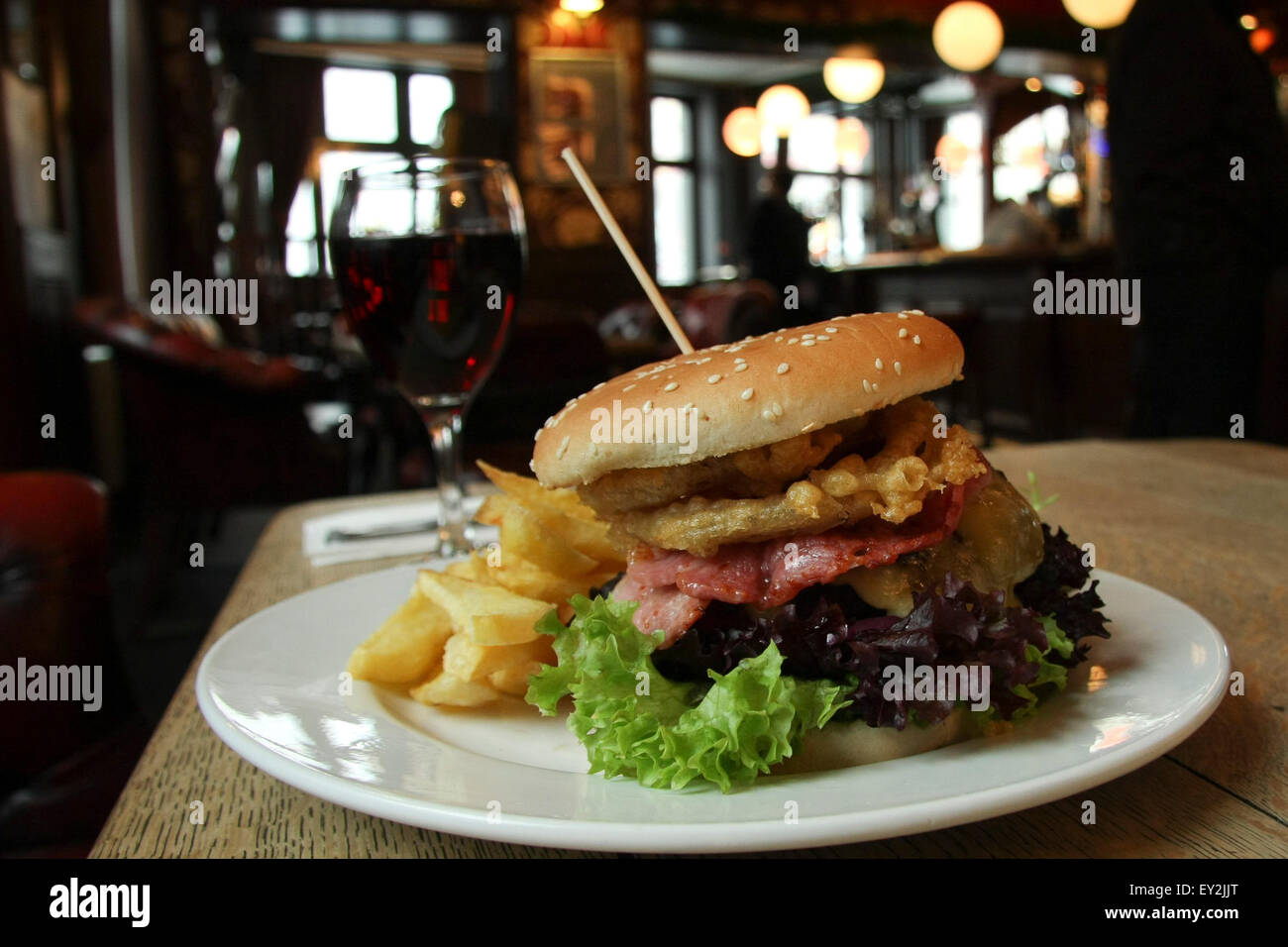 La pancetta formaggio hamburger con patatine. Foto Stock