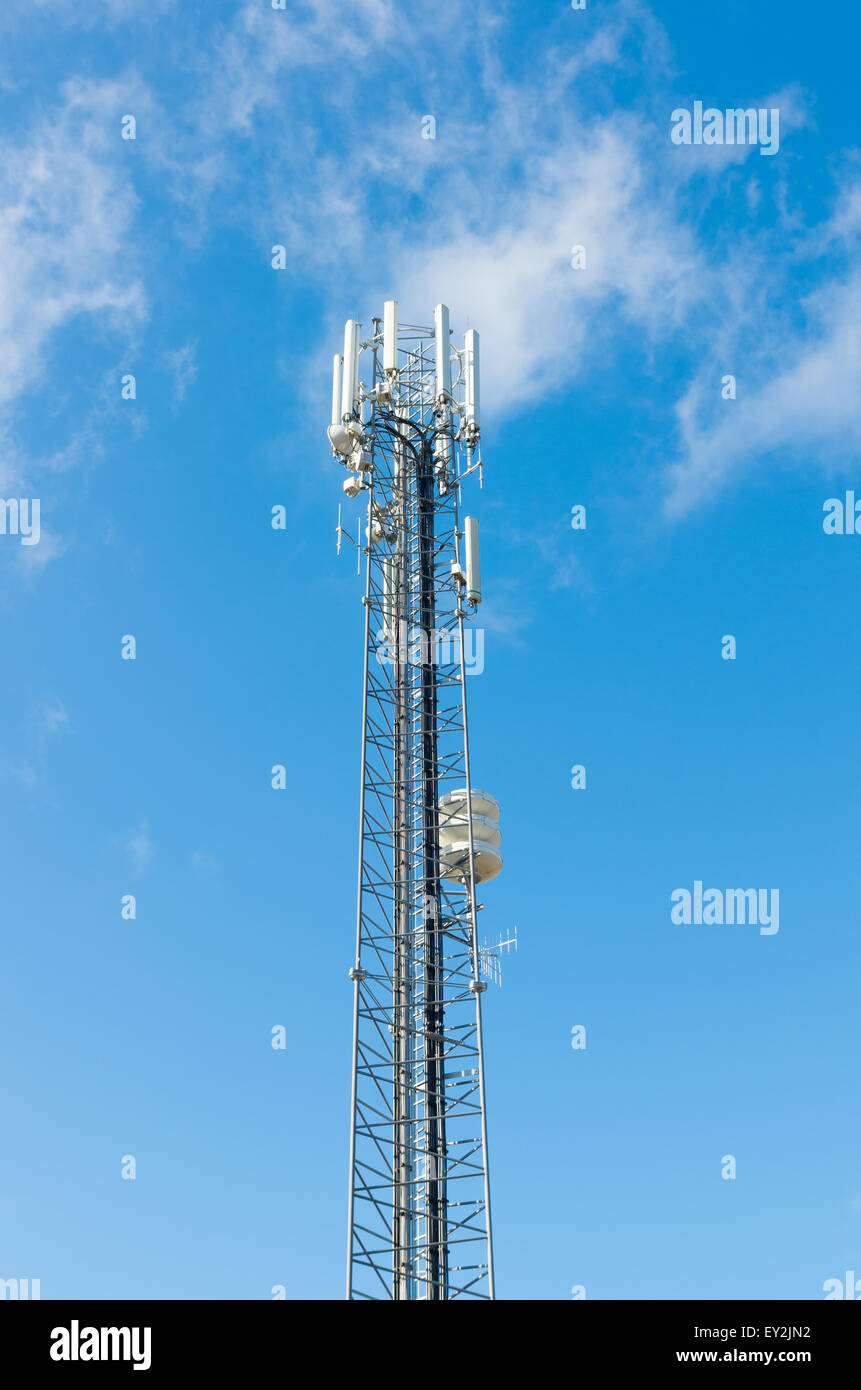 Torre di telecomunicazioni contro un cielo blu Foto Stock