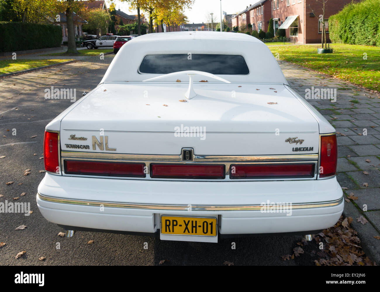 Lincoln Limousine Bianca towncar parcheggiato in una strada olandese Foto Stock