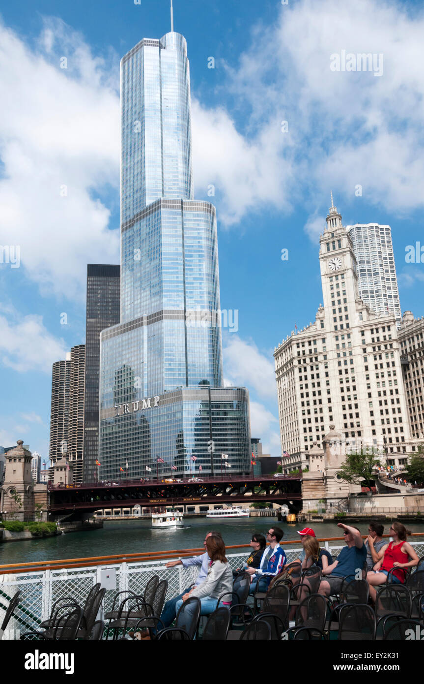 I turisti in una Chicago Architecture Foundation crociera fluviale sul fiume di Chicago di fronte al Trump Tower e Wrigley Building Foto Stock