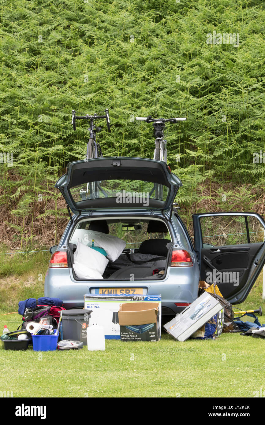 Tutti gli elementi necessari per un fine settimana di campeggio, England, Regno Unito Foto Stock