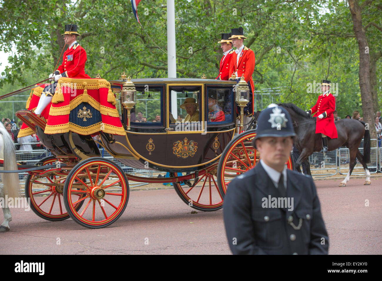 La regina Elisabetta II e il Principe Filippo a royal carrello sul Mall in rotta per il Trooping i colori cerimonia. Foto Stock