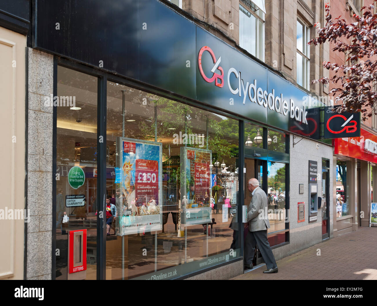 Cliente uomo che entra in una filiale di Clydesdale Bank nel centro della città Carlisle Cumbria Inghilterra Regno Unito Gran Bretagna Foto Stock