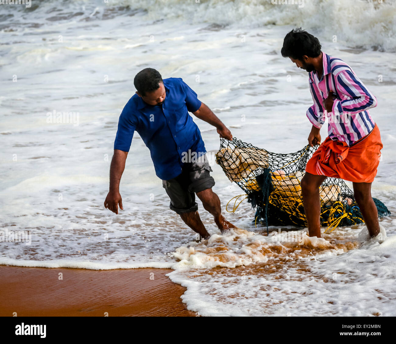Il Kerala, India. Il 20 luglio, 2015. Barca da pesca capsizes a Sangumugan Beach, Trivandrum, Kerala, India Credito: Hassan Najmy/Alamy Live News Foto Stock