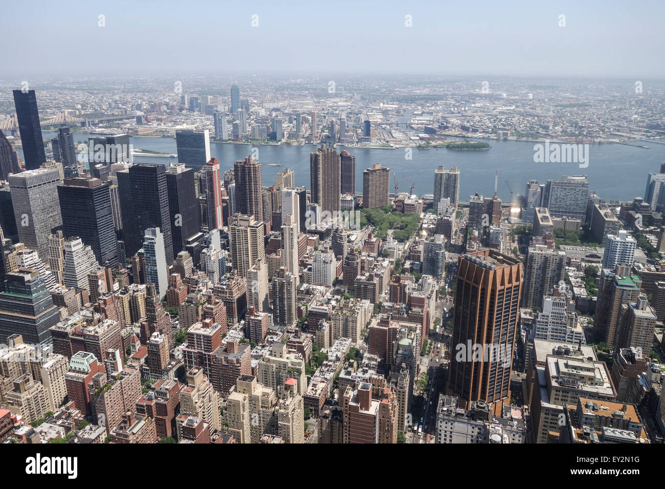 Vista aerea di Manhattan dall' Empire State Building verso est in direzione, Queens, a New York City, Stati Uniti d'America Foto Stock