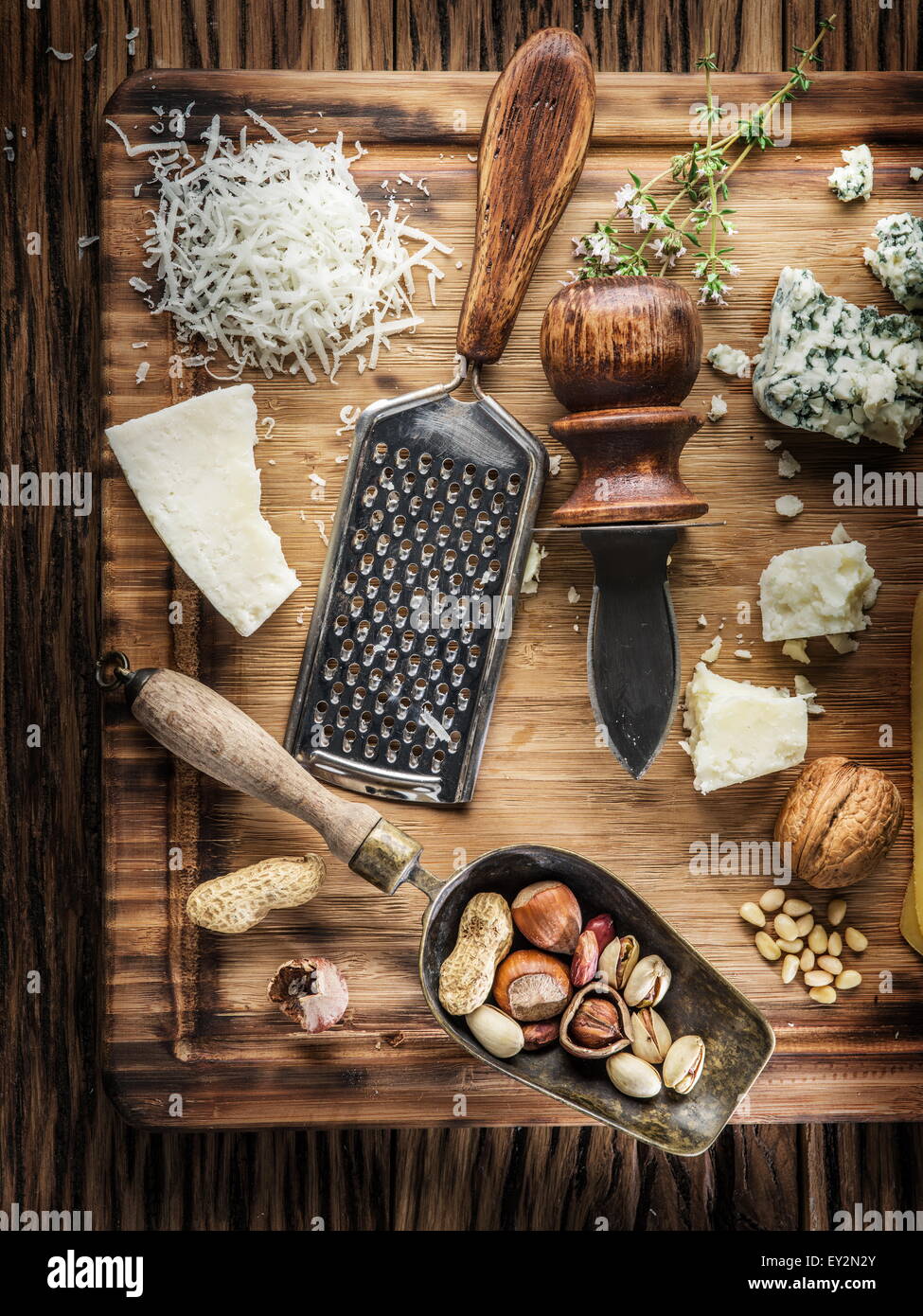 I diversi tipi di formaggi con i dadi e le erbe aromatiche. Vista dall'alto. Foto Stock