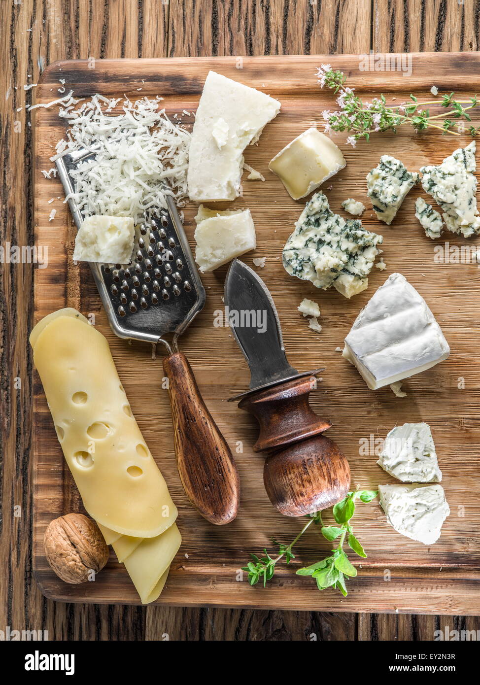 I diversi tipi di formaggi con i dadi e le erbe aromatiche. Vista dall'alto. Foto Stock