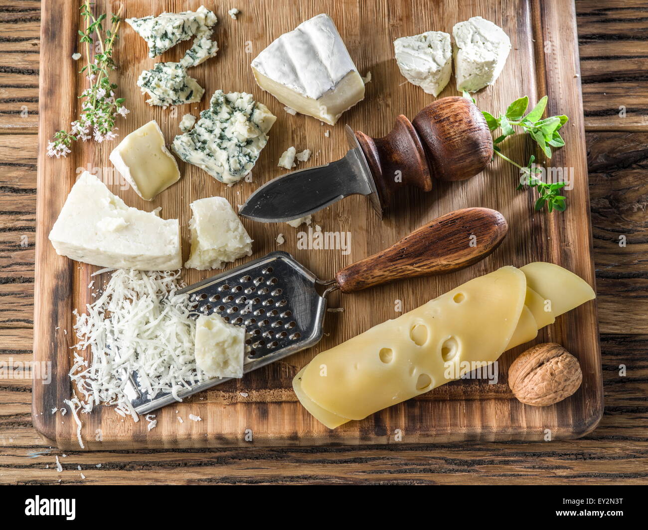 I diversi tipi di formaggi con i dadi e le erbe aromatiche. Vista dall'alto. Foto Stock