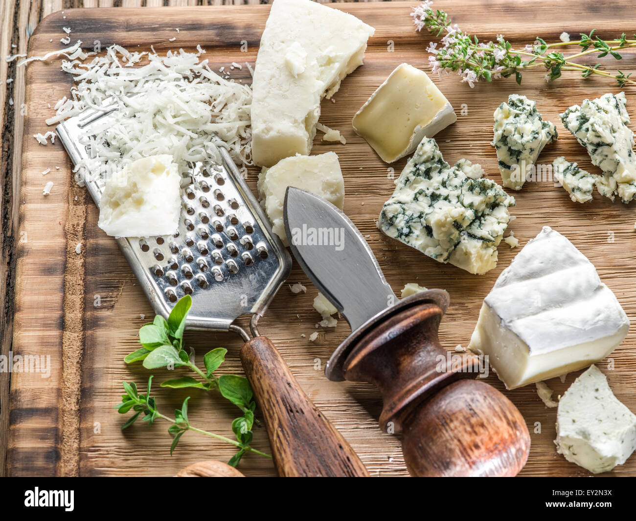 I diversi tipi di formaggi con i dadi e le erbe aromatiche. Vista dall'alto. Foto Stock