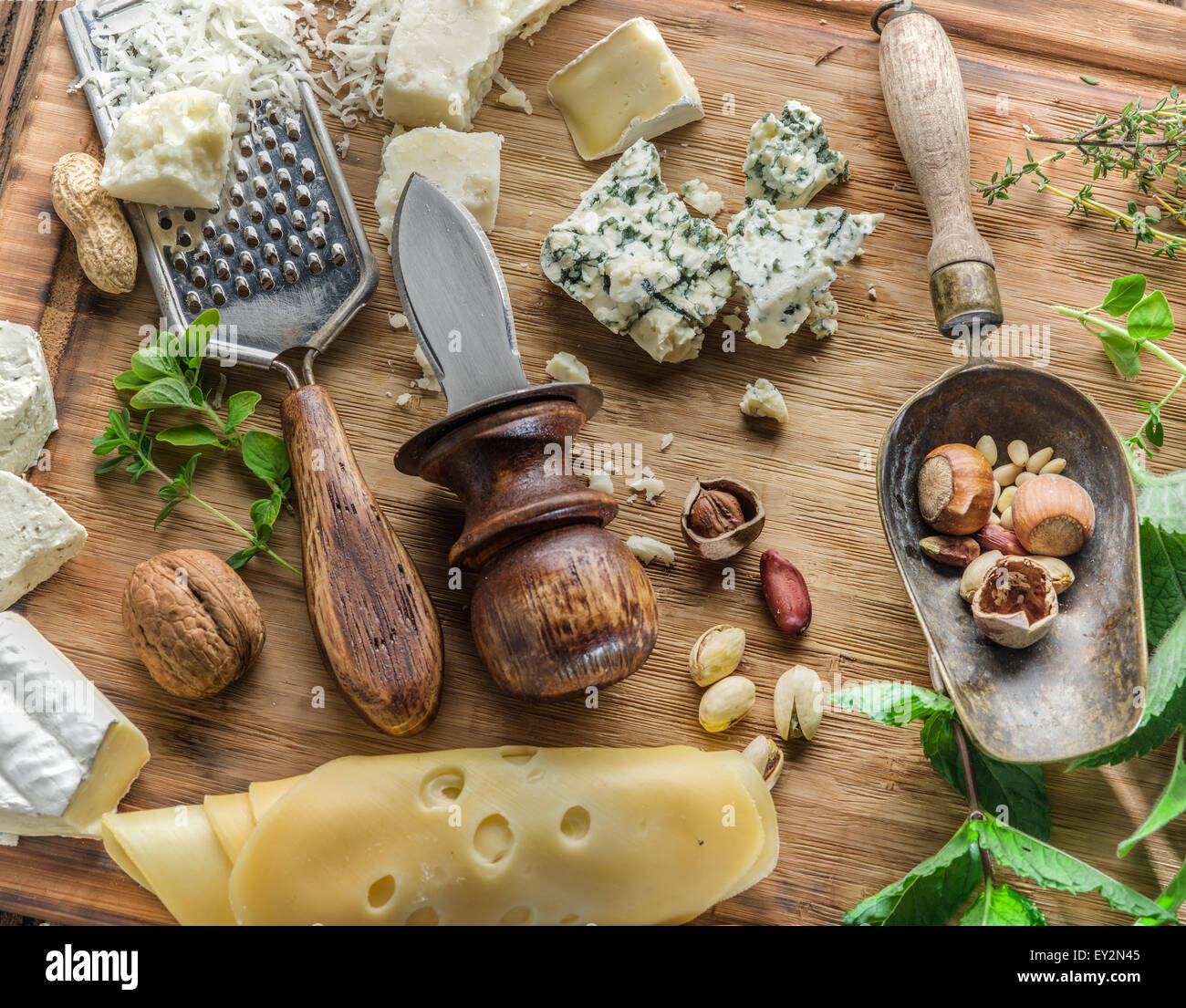 I diversi tipi di formaggi con i dadi e le erbe aromatiche. Vista dall'alto. Foto Stock