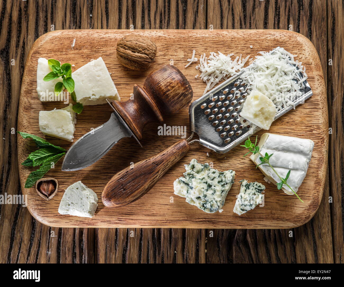 I diversi tipi di formaggi con i dadi e le erbe aromatiche. Vista dall'alto. Foto Stock