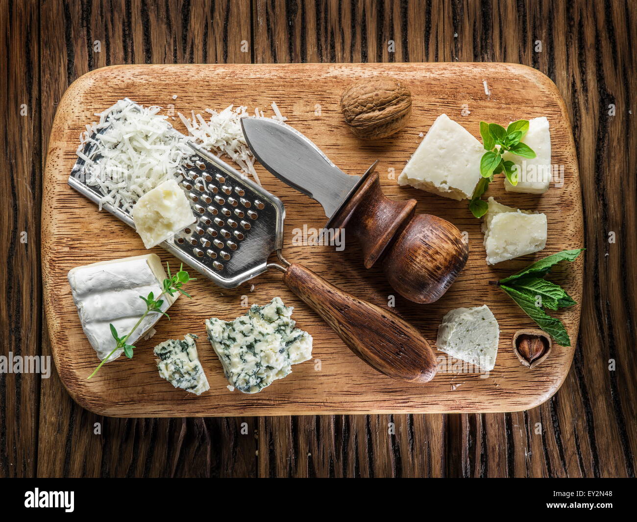 I diversi tipi di formaggi con i dadi e le erbe aromatiche. Vista dall'alto. Foto Stock