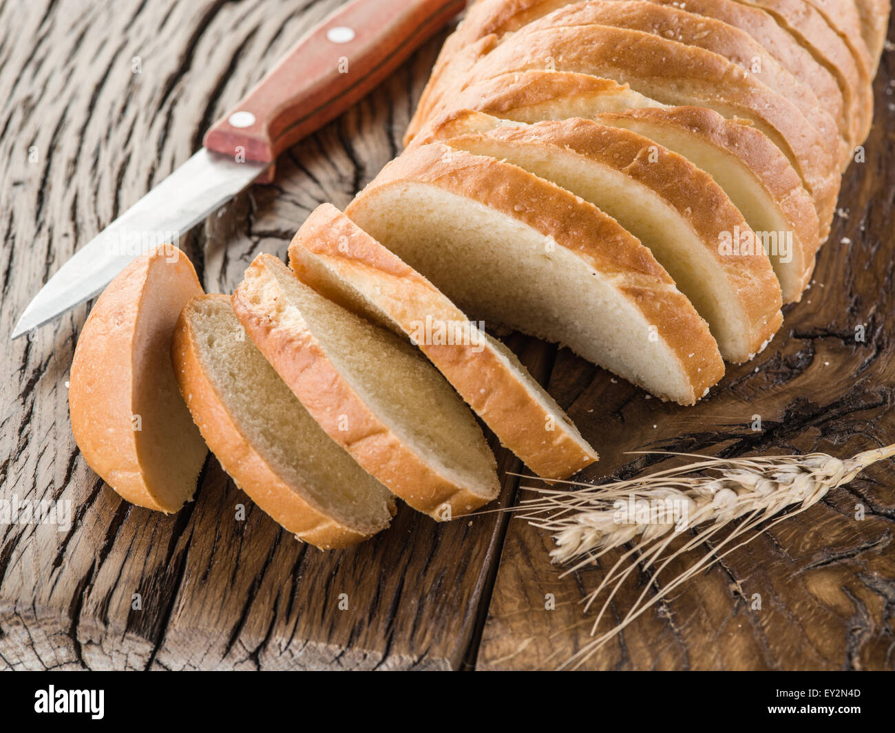 Fette di pane bianco sul vecchio asse di legno. Foto Stock