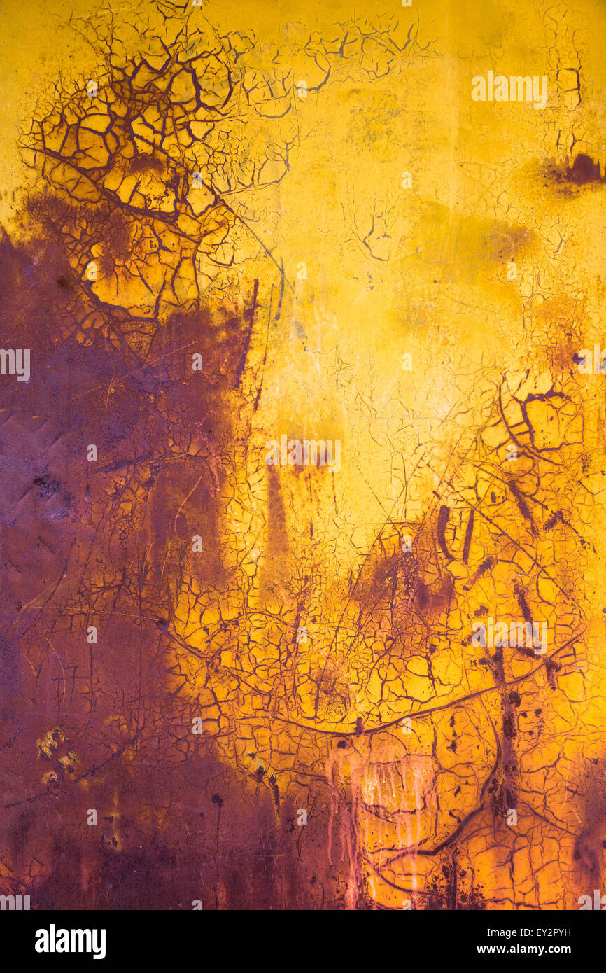 Vernice vecchia sfondo verticale giallo e viola i colori con il crack e gratta e vinci Foto Stock