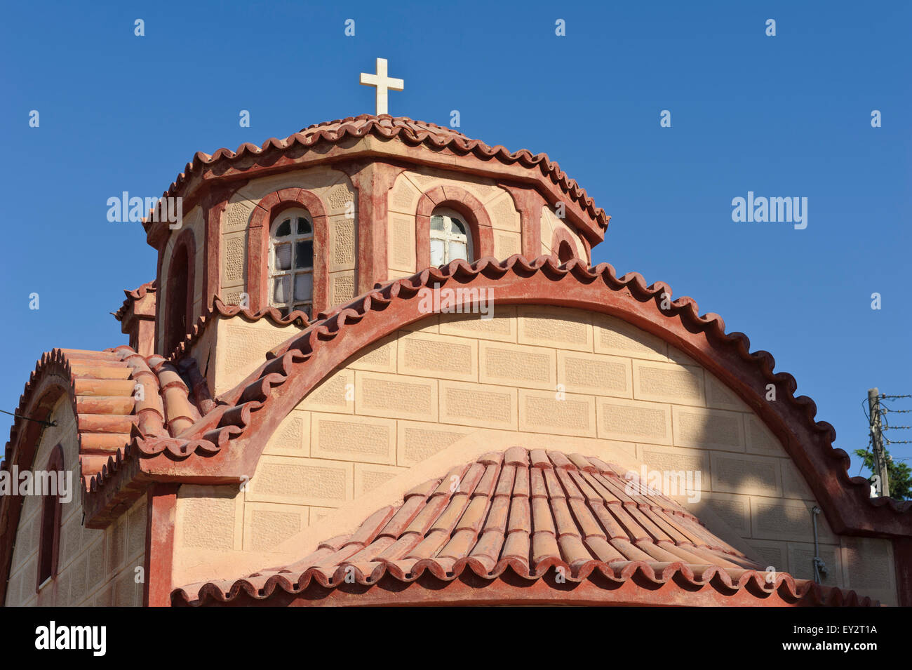Chiesa ortodossa con tegole rosse in Fira (Thira), Santorini, Grecia. Foto Stock